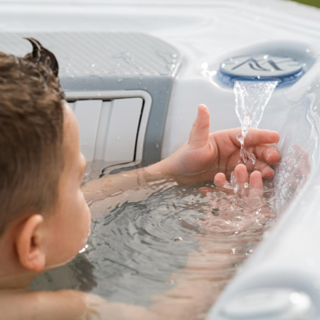 Minipiscina jacuzzi 3 persoane, alb-lucios, 32 jeturi, WiFi, sistem audio, pompa caldura integrata, In-Line WIS, unitate Gecko IN.YE-3, 160 x 215, Wellis Teide Life Premium Plus [15]